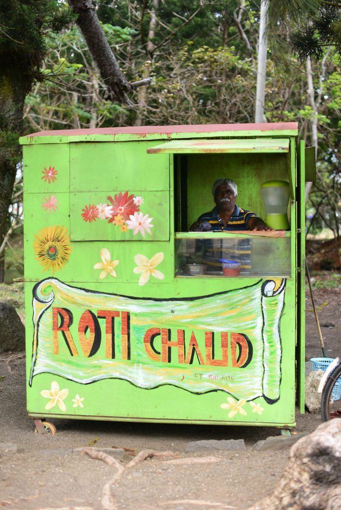 Vendeur de roti de Poudre d'Or - Roti seller at Poudre d'Or - crédit photo : Gilliane Soupe pour my Moris
